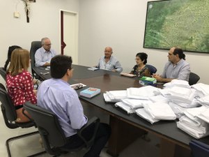 Casal de historiadores doa livros para escolas de Arapiraca