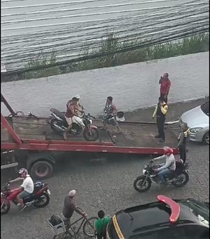 Homem tenta evitar que moto seja guinchada por agentes do DMTT
