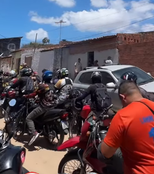 Motociclistas fazem ato de apoio a menino que vende doces após ser ridicularizado por influenciadora