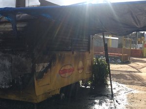 Trailer na Avenida Menino Marcelo pega fogo 