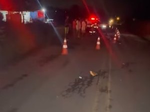 Mulher cai da moto e morre ao ser atropelada por caminhão ﻿na AL-115, em Arapiraca