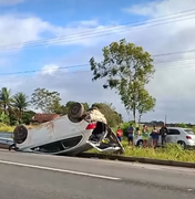 Motorista perde o controle da direção e capota veículo na AL-110 em Arapiraca