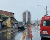 Motorista que derrubou poste na Leste-Oeste é socorrido com ferimentos no rosto e dor no tórax