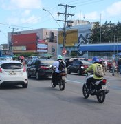 Carreta quebra na Av. Fernandes Lima e trânsito fica lento na região