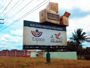 Outdoor criativo chama atenção de quem passa pela AL 220