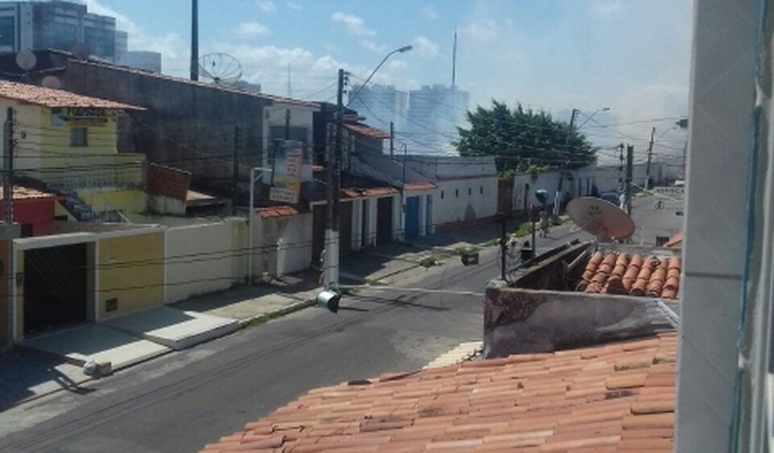 Incêndio causado por curto circuito em residência assusta populares