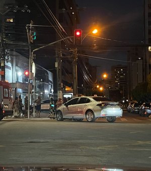 Colisão entre carros deixa feridos no bairro Ponta Verde, em Maceió