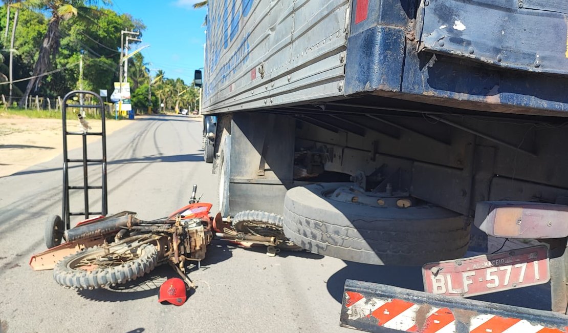 ﻿Motociclista fica ferido após colidir contra caminhão em São Miguel dos Milagres