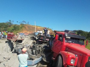 [Vídeo] Carreta tem falha no sistema de freios e colide contra caminhões no acostamento