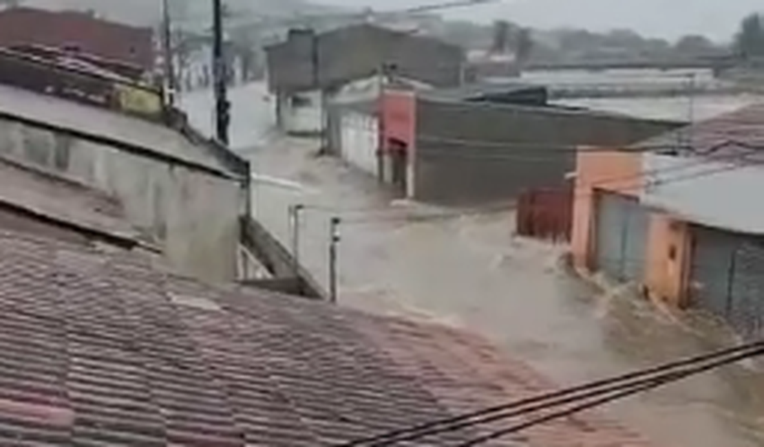 [Vídeo] Cheia deixa cidade de Quebrangulo em estado de alerta máximo