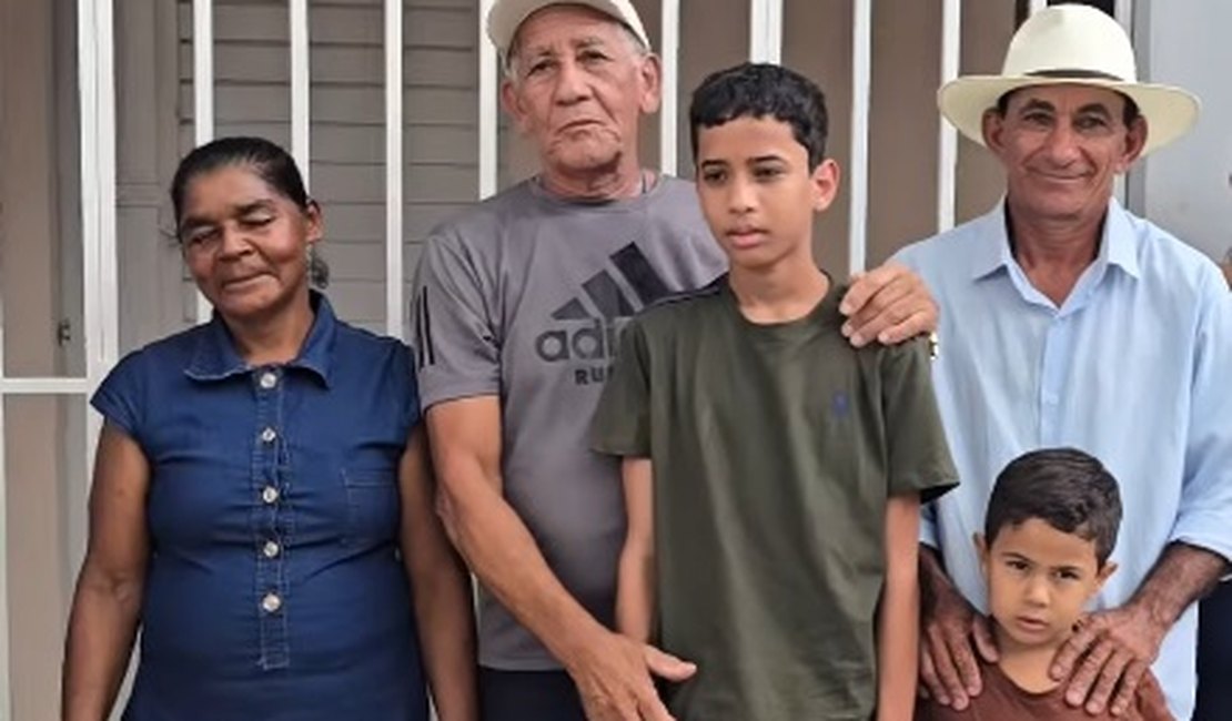 População refaz casa destruída por fogo, que prefeito prometeu reconstruir