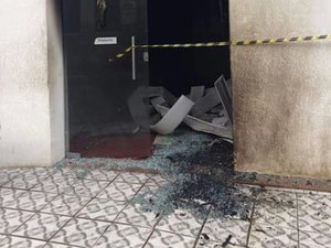 Criminosos invadem agência do Bradesco e ateiam fogo com coquetel molotov