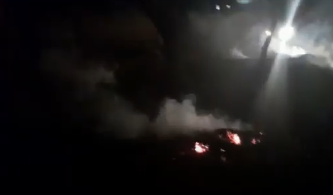 [Vídeo]  Moradores do bairro Itapuã denunciam queimada criminosa em vegetação