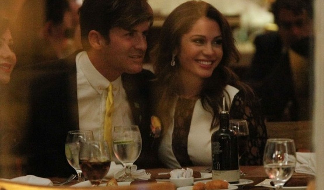 Ex-BBB Maria Mello vai a restaurante com Dr. Rey