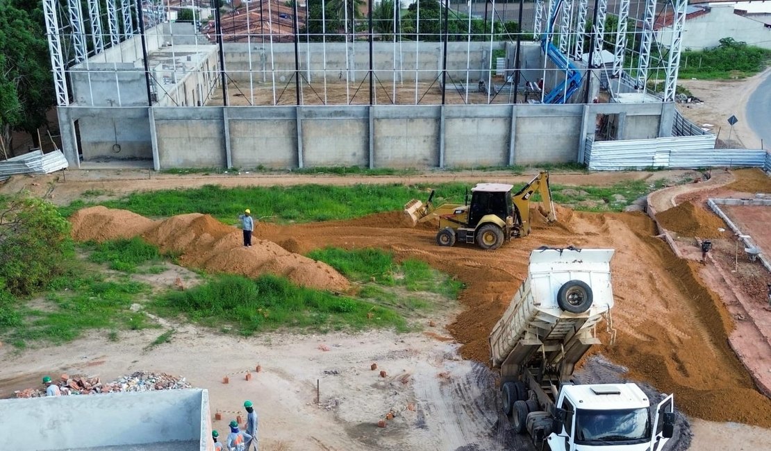 Com ajuda de Daniel Barbosa, prefeito Luciano constrói complexo poliesportivo e centro de convívio social em Bananeiras