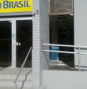 Militar causa vandalismo no Banco do Brasil de Novo Lino