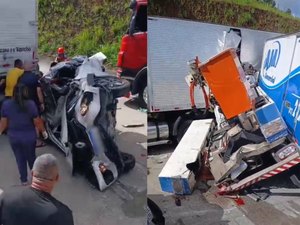 [Vídeo] Colisão entre carreta, caminhão e carro faz vítimas em Joaquim Gomes; veículo foi esmagado