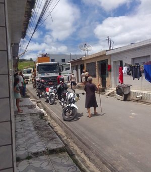 Botijão de gás pega fogo e incendia residência em Matriz de Camaragibe