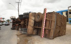 Carreta tomba na Avenida Menino Marcelo