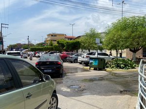 Bueiros retornam água durante maré alta no Centro de Maragogi