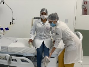 Cadeira de PVC reabilita paciente com Covid-19 na UTI do Hospital da Mulher 