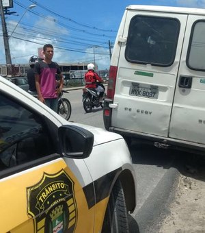 Operação conjunta apreende motocicletas e carro na orla de Maceió
