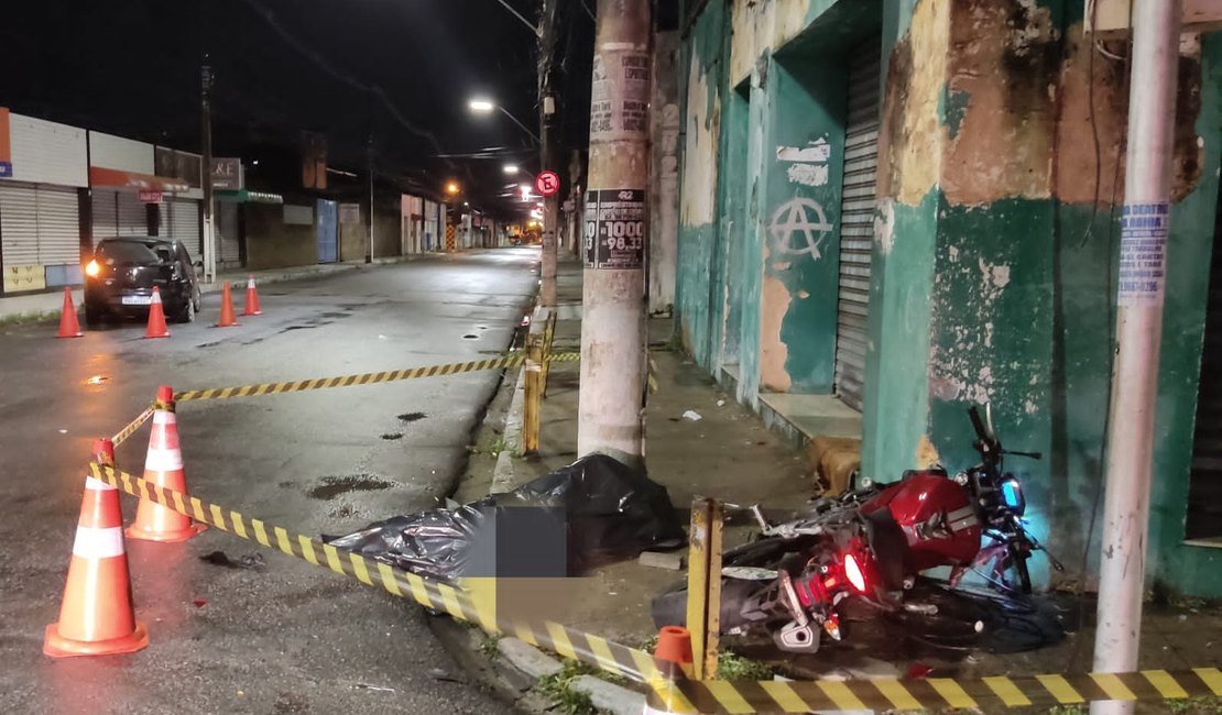 Motoqueiro morre em acidente no Centro de Maceió, após fugir de blitz da Lei Seca