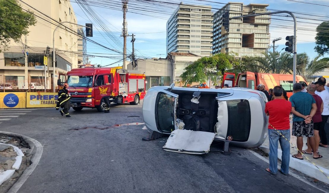 Mulher fica presa às ferragens após acidente com tombamento na Pajuçara