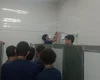 Alunos do Ensino Médio viralizam ao ter aula de troca de chuveiro