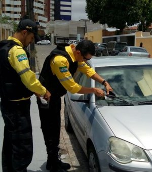 Fiscalização registra infrações de trânsito na orla de Maceió