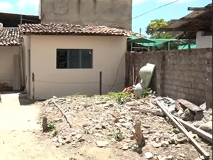 [Vídeo] Moradora do Pinheiro relata novos tremores e esvaziamento de fossa em residência