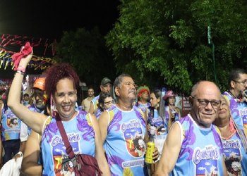 Multidão segue e brinca com o Carcará na Folia, bloco da PM que abriu o Carnaval em Santana do Ipanema