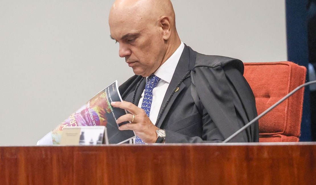 Moraes dá 24 horas para Bolsonaro explicar arma apreendida em blitz