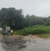 Carro cai no Rio Camaragibe e condutor fica ferido na Rota Ecológica dos Milagres
