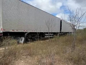 Carreta roubada em divisa de Pernambuco e Bahia é achada abandonada na BR-423 em Delmiro Gouveia