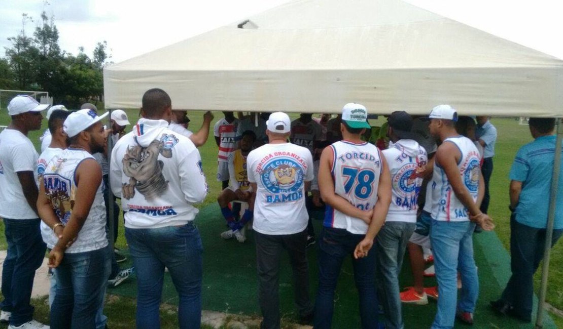 Integrantes de organizada do Bahia se reúnem com os atletas e cobram resultados 