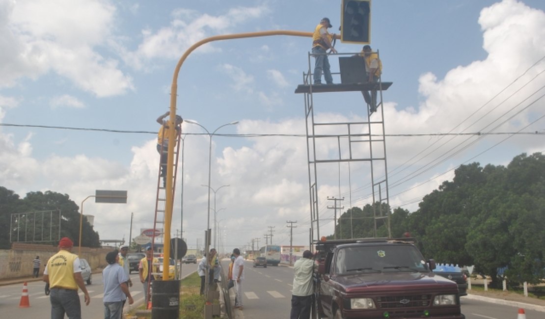 SMTT instala semáforo na AL-220 em frente ao shopping de Arapiraca