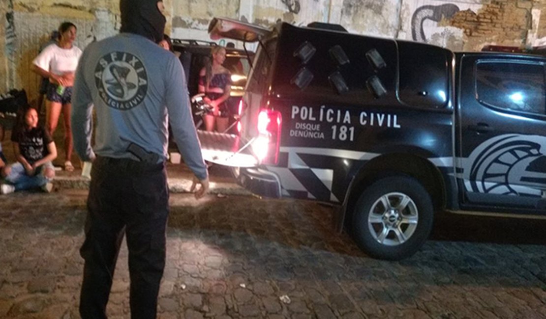 Operação policial flagra adolescentes e consumo de drogas em boate no Jaraguá