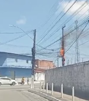 [Vídeo] Poste pega fogo na Avenida Doutor Fernando do Couto Malta, no Graciliano Ramos