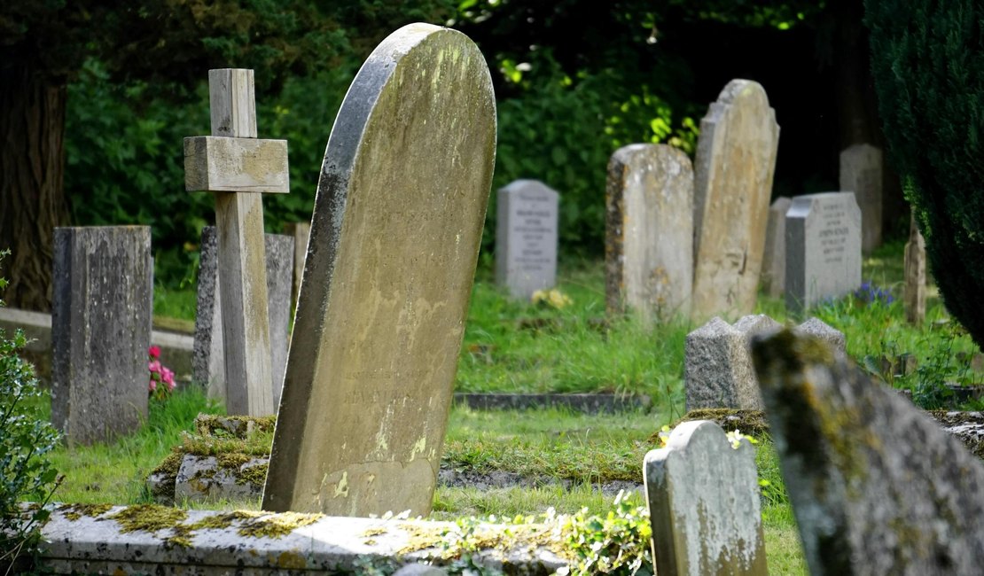 Mulher vai ao cemitério visitar o pai e encontra túmulo vazio