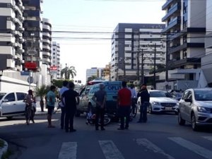 Colisão deixa motociclista ferido no  cruzamento no bairro da Ponta Verde