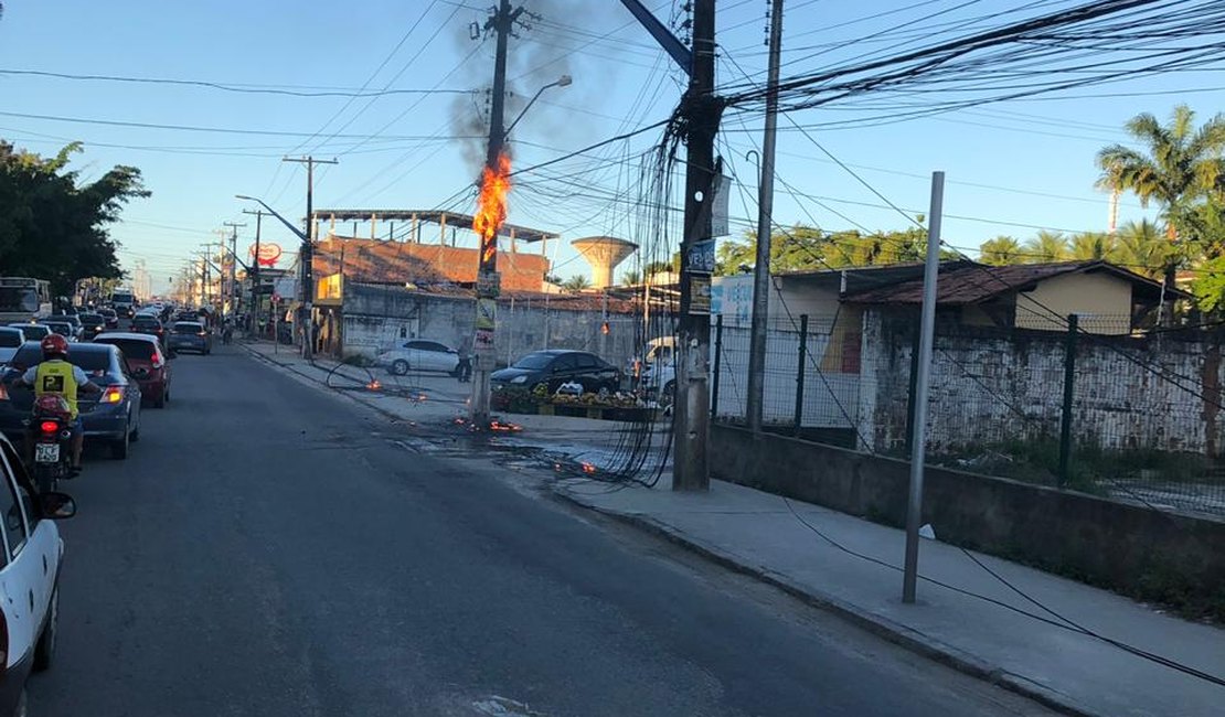 Bombeiros são acionados para incêndio em poste no Benedito Bentes 