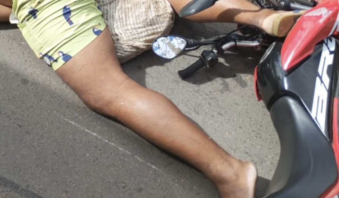 Motociclista fica gravemente ferido após colidir contra ônibus no bairro Canafístula