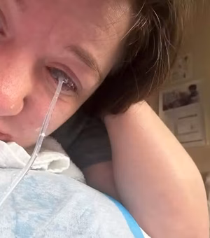 Mulher lava roupas antes de dormir e acorda com sequela permanente num olho