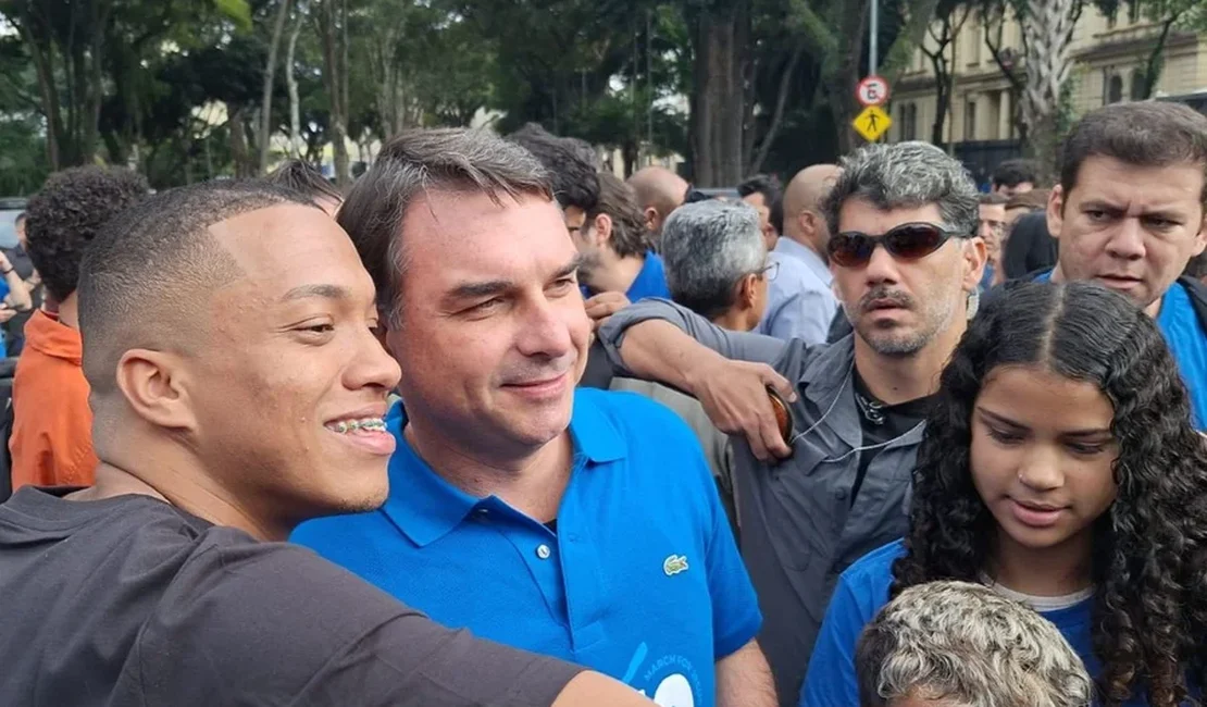 Marcha: Flávio diz que mundo e Brasil passam por 'guerra espiritual'