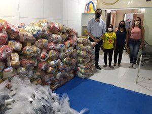 Prefeitura de Maceió entrega cestas básicas e kits de higiene para associação
