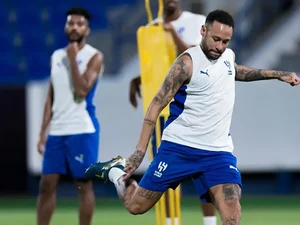 Neymar treina com bola e pode retornar aos gramados ainda este mês