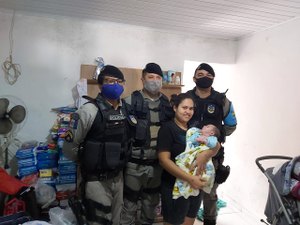 Recém-nascido recebe visita dos “padrinhos” militares em Maceió