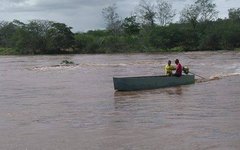 Morador constrói embarcação 