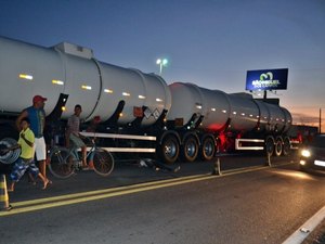 Mulher fica gravemente ferida após ser atropelada por carreta na rodovia BR-101